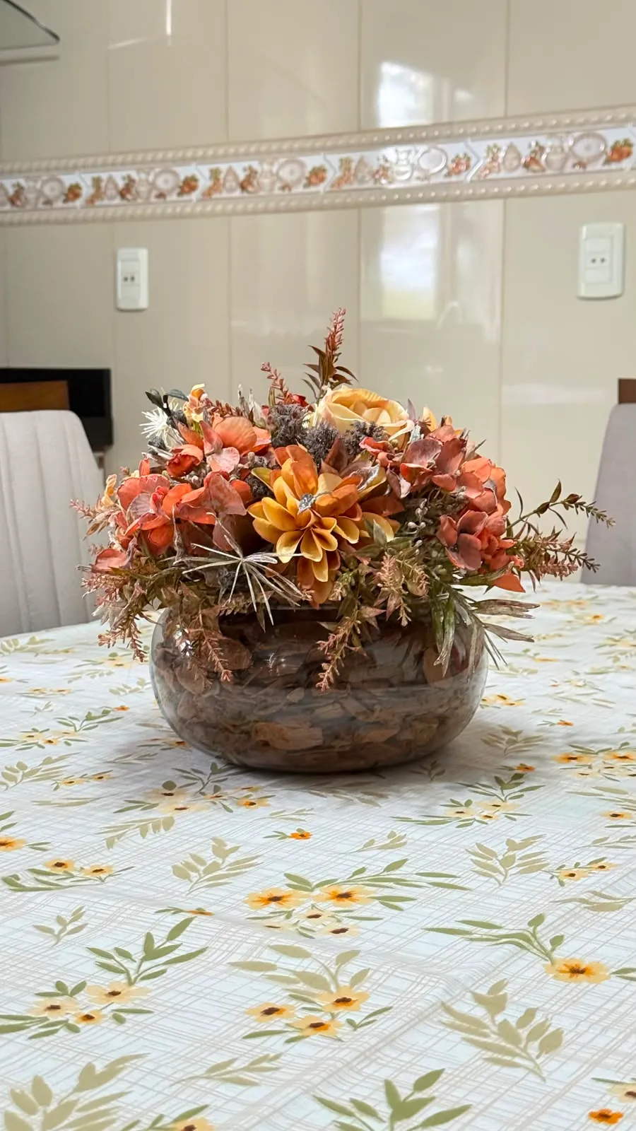 Arranjo de Flores Artificiais Outonais em Vaso de Vidro Curvo com Cascas de Pinus – 25cm, foto 2